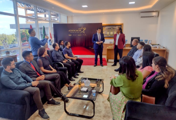 OAB-AP realiza a entrega de 14 carteiras provisórias para novos advogados e advogadas